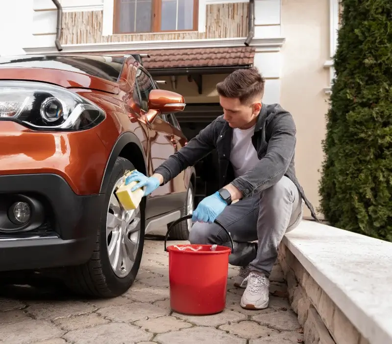 Lavage auto à domicile Fromental : professionnel intervenant sur un véhicule